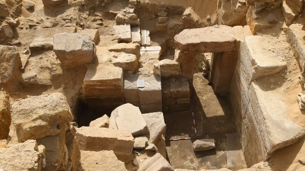 الكشف عن بقايا معبد الوادي للمجموعة الشمسية للملك "ني أوسر رع" بمنطقة أبوصير الأثرية