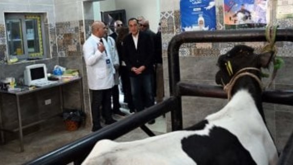 رئيس الوزراء يتفقد الوحدة البيطرية بقرية نوى ضمن مشروعات «حياة كريمة» بالقليوبية