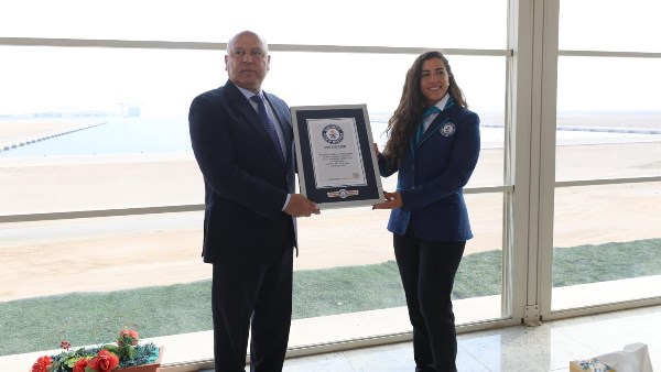   وزير النقل يتسلم شهادة موسوعة جينيس لميناء السخنة كأعمق حوض ميناء صناعي على اليابسة بعمق 19 مترًا 