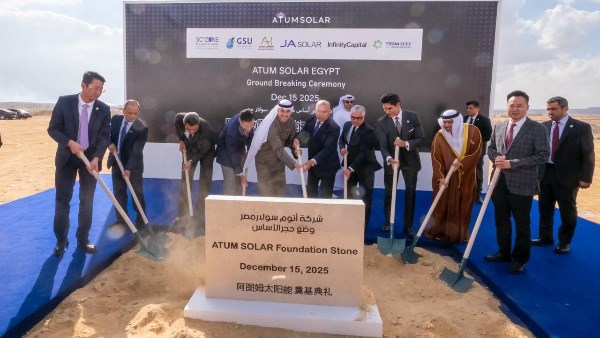 وزير الصناعة ورئيس اقتصادية قناة السويس يشهدان وضع حجر أساس مجمع (أتوم سولار -ATUM Solar)
