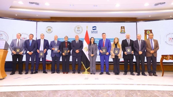 وزيرة التضامن الاجتماعي ومحافظ الوادي الجديد يشهدان توقيع 5 بروتوكولات تعاون لإقامة مشروعات تنموية