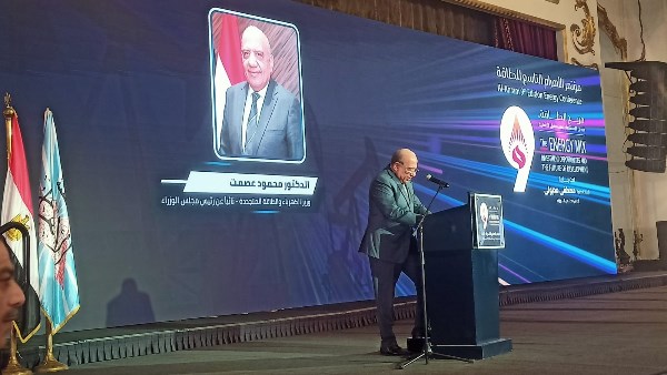 الدكتور محمود عصمت وزير الكهرباء والطاقة المتجددة