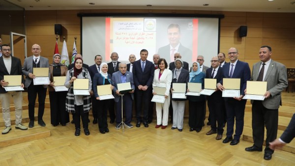 وزير الزراعة يسلم جوائز مركز "البحوث الزراعية" الثلاثة للفائزين