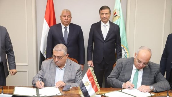  توقيع بروتوكول تعاون بين "بحوث الصحراء" و"محافظ الوادي الجديد" لحماية مركز إنتاج الحرير من زحف الرمال