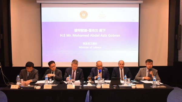 وزير العمل يفتتح ندوة توعوية حول قانون العمل الجديد.. بالتعاون مع الغرفة التجارية الصينية