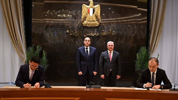 رئيس الوزراء يشهد توقيع 3 عقود مشروعات باقتصادية قناة السويس باستثمارات 1.15 مليار دولار