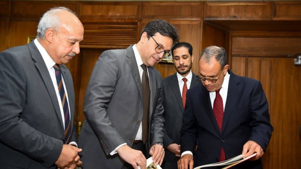 . وزير الخارجية يتسلم وثائق وخرائط تاريخية بعد ترميمها