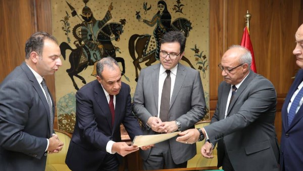 وزير الثقافة يسلم الخارجية وثائق تاريخية بعد ترميمها