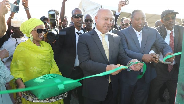 وزير الصناعة والنقل يفتتح محطة الطاقة الشمسية بقرية "عمر كجع" بمنطقة "عرتا" بجيبوتي