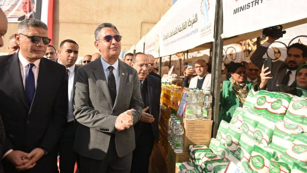 وزير التموين ومحافظ الجيزة يفتتحان سوق «اليوم الواحد» بشارع فيصل