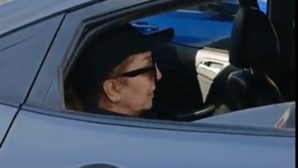 لمياء الأمير في جنازة شقيقها 