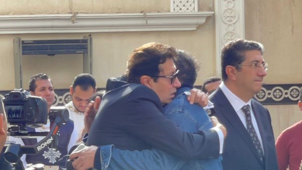 عمرو مصطفى من جنازة والدة هاني رمزي 
