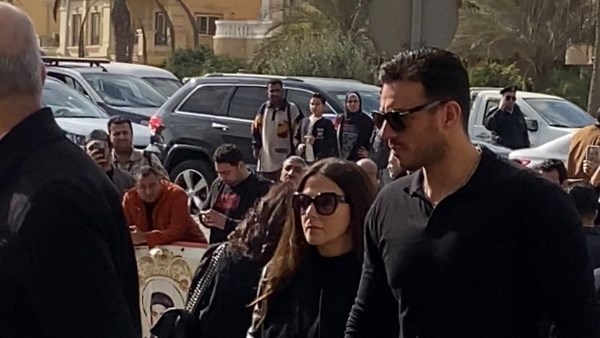 رامي رضوان وزوجته دنيا سمير غانم في جنازة والدة هاني رمزي 