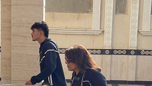 هالة صدقي وابنها في جنازة والدة هاني رمزي 