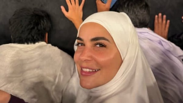 رانيا منصور تؤدي مناسك العمرة 