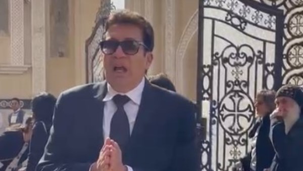 هاني رمزي من جنازة والدته 