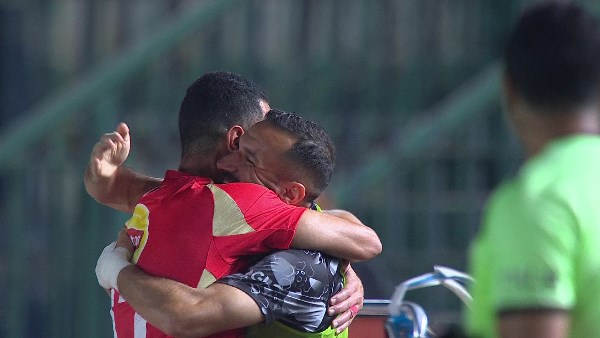 الأهلي يسجل هدفين في ربع ساعة
