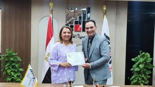 رئيسة أكاديمية الفنون تكرم إيهاب صبري على بحث "رؤية تطوير النقد الموسيقي الرقمي"