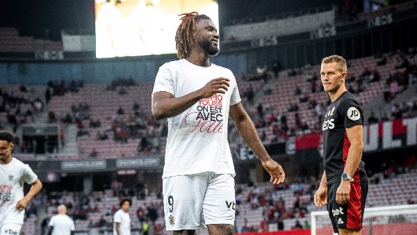 لاعبو نيس يرتدون قمصانا لدعم محمد عبد المنعم