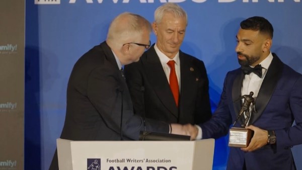 محمد صلاح يتسلم جائزة أفضل لاعب في الدوري الإنجليزي