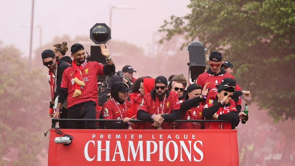 محمد صلاح ولاعبي ليفربول يحتفلون مع جماهير الريدز محمد صلاح ولاعبي ليفربول يحتفلون مع جماهير الريدز