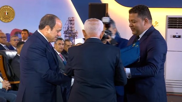 رئيس اتحاد عمال مصر يهدى الرئيس السيسى درعا تذكارية 
