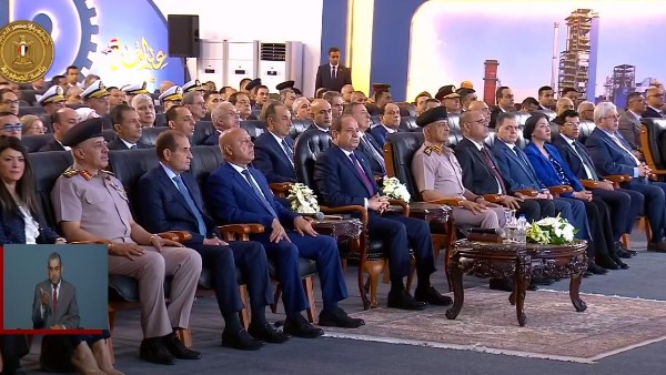 الرئيس السيسى يشاهد فيلما تسجيليا عن دعم عمال مصر