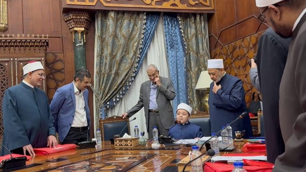 «من تواضع لله رفعه».. شيخ الأزهر يُجلِس صغيرا على كرسيه ويستمع إليه واقفا وهو يقرأ المتون العلمية