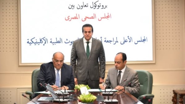 جانب من التوقيع 