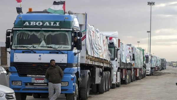إعلام إسرائيلى: إدخال 30 شاحنة مساعدات يوميا إلى غزة خلال الأسبوع الجارى