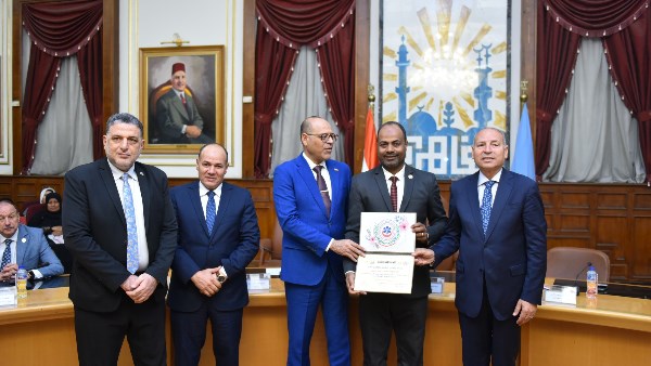 «رفض رشوة وإعادة 15 مليون جنيه».. وزير العمل ومحافظ القاهرة يُكرمان موظفًا ورجال إسعاف لأمانتهم