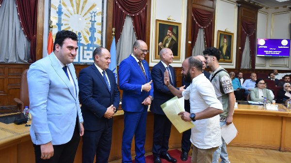 وزير العمل ومحافظ القاهرة يسلّمان 60 عقد عمل جديد لذوي الهمم