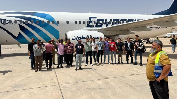 «بعد تصاعد التوترات في طرابلس».. مصر تعيد 71 من رعاياها في ليبيا