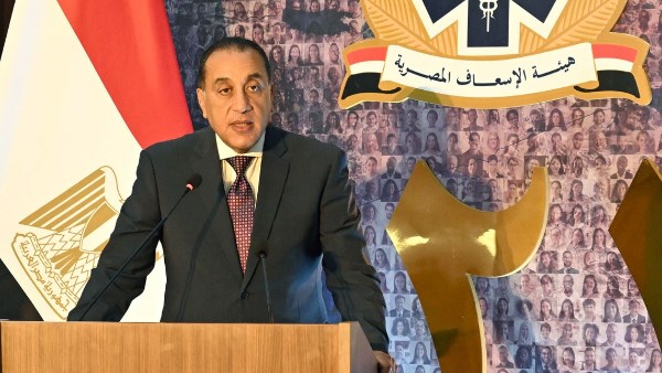 «لحفظ أمانات المصابين وإنقاذ الأرواح».. رئيس الوزراء يكرم نماذج مشرفة من هيئة الإسعاف المصرية