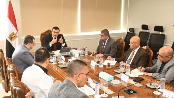 وزير الإسكان يعقد اجتماعًا مع رؤساء ومسئولي أجهزة تنمية مدن غرب القاهرة