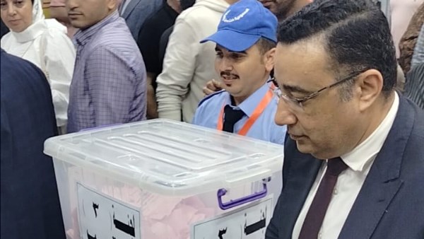 غلق صناديق الاقتراع 