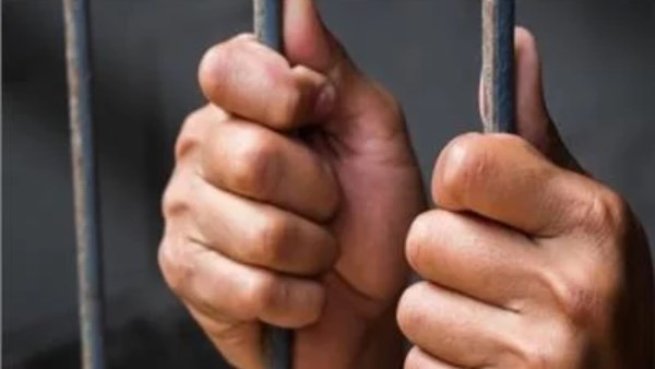 البقض على المتهمين 
