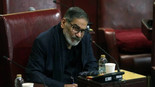  المسؤول الإيراني الكبير علي شمخاني
