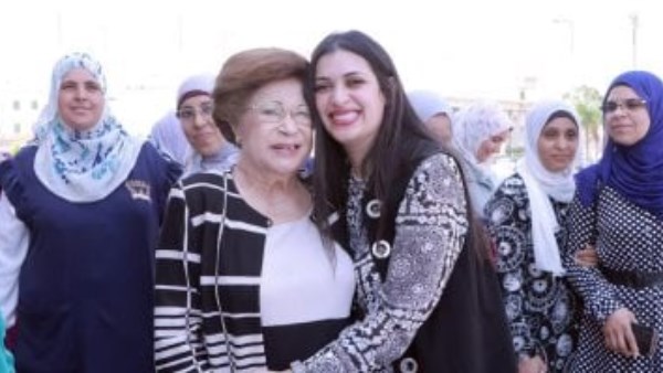  نوال الدجوي وحفيدتها 