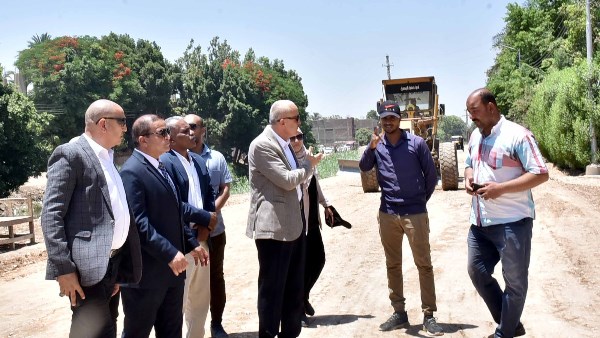 محافظ الأقصر يتفقد عددا من الطرق بارمنت محافظ الأقصر يتفقد عددا من الطرق بارمنت