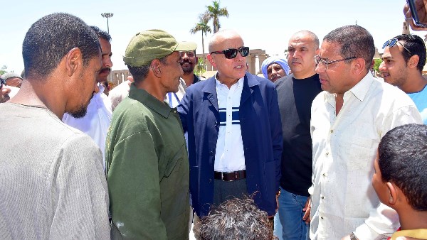محافظ الأقصر يلتقي المواطنين عقب صلاة الجمعة 