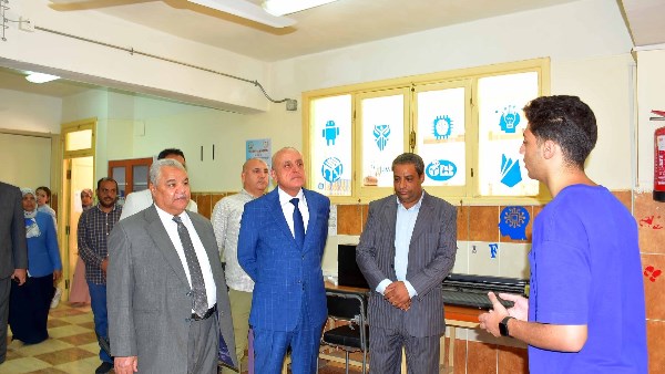 محافظ الأقصر يتفقد مدرسه المتفوقين بطيبة 
