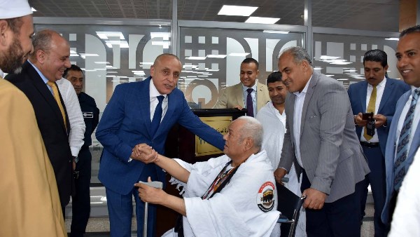 محافظ الأقصر في وداع حجاج الفوج الخامس 