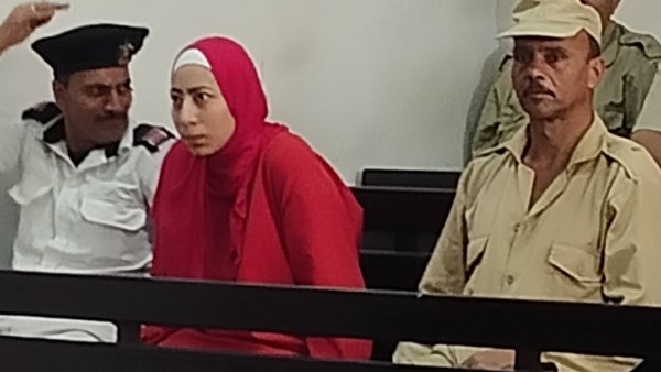 الزوجة وسط الحراسة الزوجة وسط الحراسة