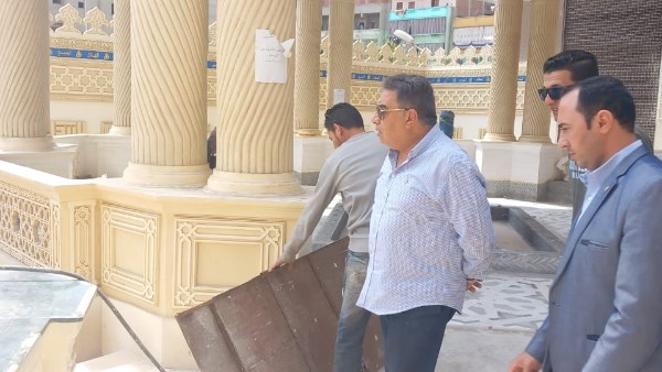 محافظ الدقهلية داخل الضريح محافظ الدقهلية داخل الضريح