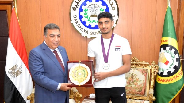 محافظ الدقهلية وبطل السباحة 