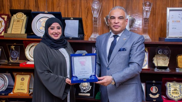 رئيس جامعة طنطا يهدى درع الجامعه للمستشار الثقافي للبحرين رئيس جامعة طنطا يهدى درع الجامعه للمستشار الثقافي للبحرين