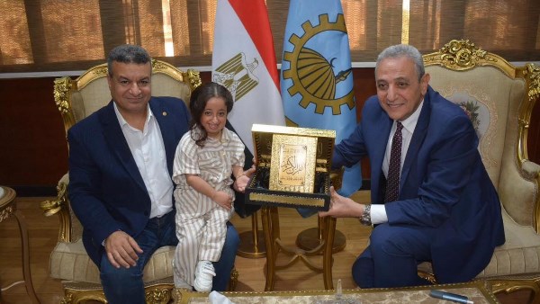 محافظ الغربية أثناء تكريمه حبيبة محافظ الغربية أثناء تكريمه حبيبة