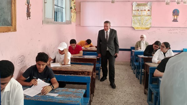 وكيل وزارة التعليم يتفقد لجان  الاعدادية بدمنهور 