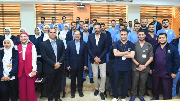 طارق الملا وزير البترول السابق في زيارة لمستشفى الناس